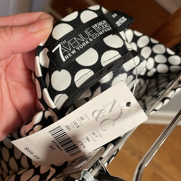 🆕️7th Ave New York & Company Skirt with pockets || Size 20|| Black & White💖 - Picture 3 of 3